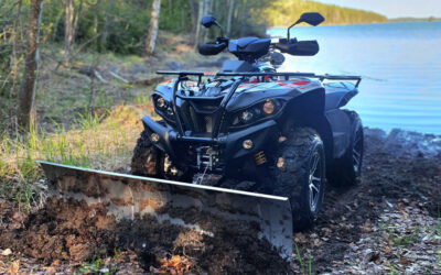 Elämyksellinen mökkikausi alkaa nyt: Traktorimönkijän monipuolisuus, käyttömukavuus ja tehokkuus vievät mökkeilyn uudelle tasolle! 